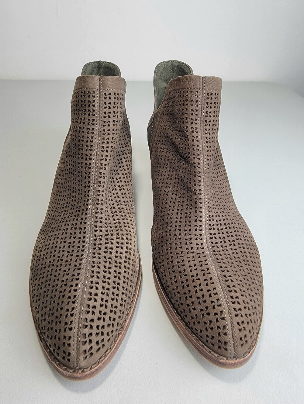 Vince Camuto Celena Brown Laser-Cut Nubuck Chelsea Ankle Boots Booties Sz 9 M - Picture 2 of 9